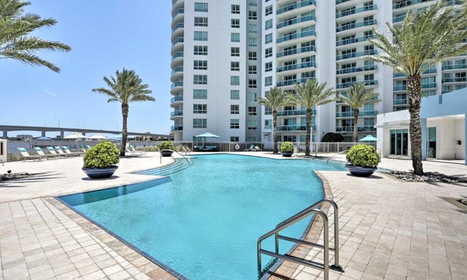 Kingston Apartment | Luxurious Daytona Beach Condo with Resort Amenities!