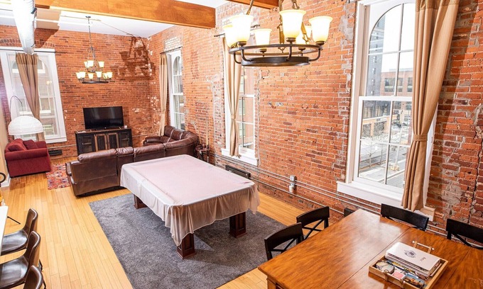 Wholesale District Condo | Luxurious Downtown Condo by Georgia Street
