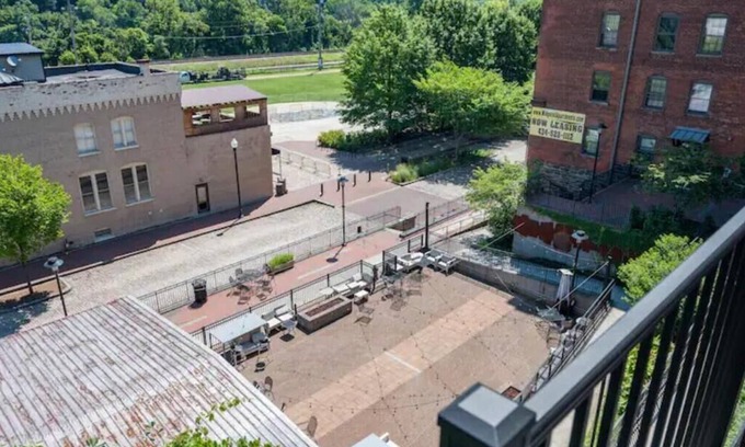 Central Business District Apartment | Luxurious Downtown Waterfront Loft w/Balcony