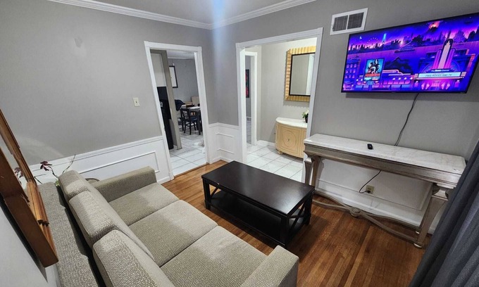 Parkway Village House | Luxurious, East Memphis 12 Beds Near Elvis Presley