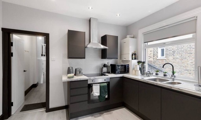 Munster Apartment | Luxurious Evergreen Flat Sleeps 4
