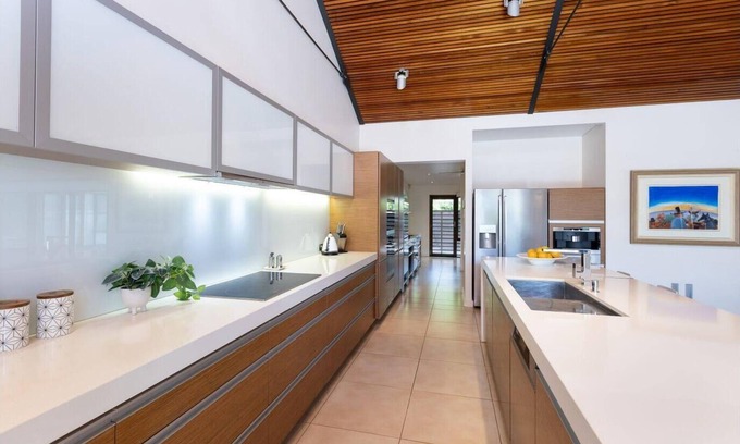 Cable Beach House | Luxurious Executive 6 Bedroom Family Home in Cable Beach