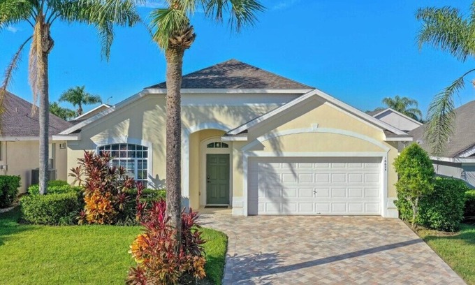 Four Corners Villa | Luxurious Executive Villa 20 mins from Disney, Private Pool/Spa, Games Room