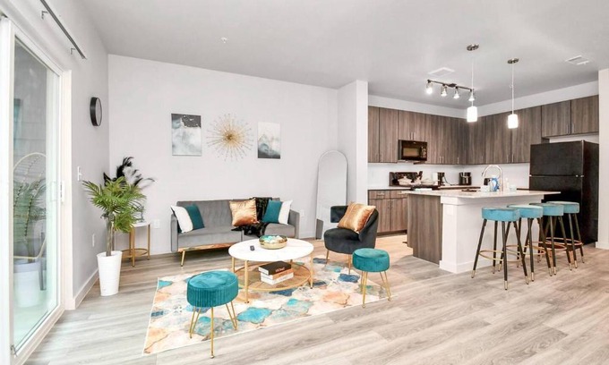 George Bush Park/Eldridge Apartment | Luxurious Experience