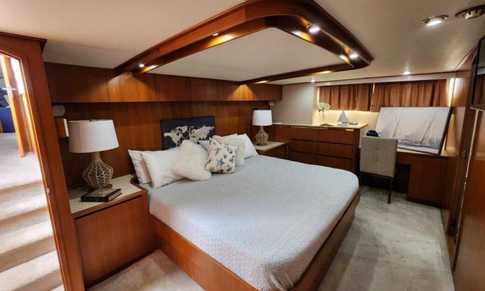 Gulfport Boat Rental | Luxurious Gulfport Yacht Stay – 6 Bedroom Yacht, Sleeps 13!
