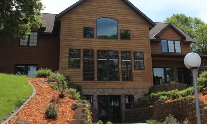 Spicer House | Luxurious handicapped accessible Home on Crystal Clear Green Lake in Spicer, MN