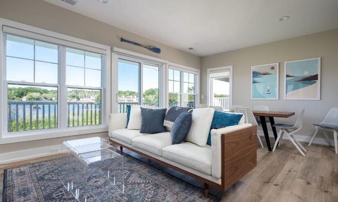 Douglas Apartment | Luxurious Home on Lake Kalamazoo