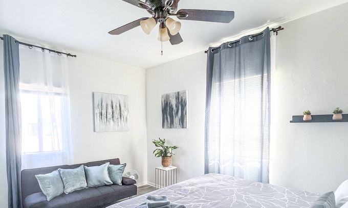 Willmore House | Luxurious Home ★ with AC - Downtown LB & beach!