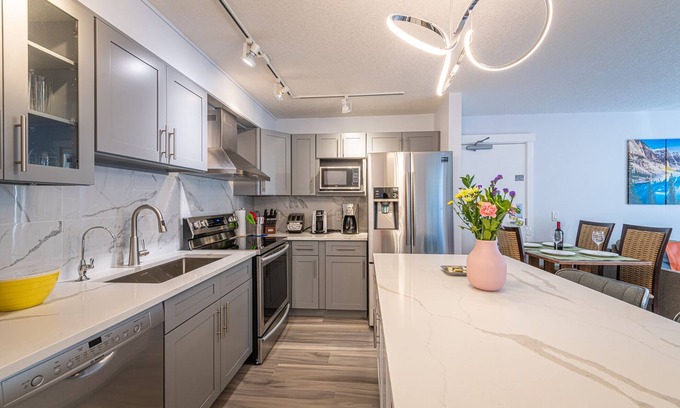 Canmore Apartment | Luxurious Honeymoon & Anniversary Suite