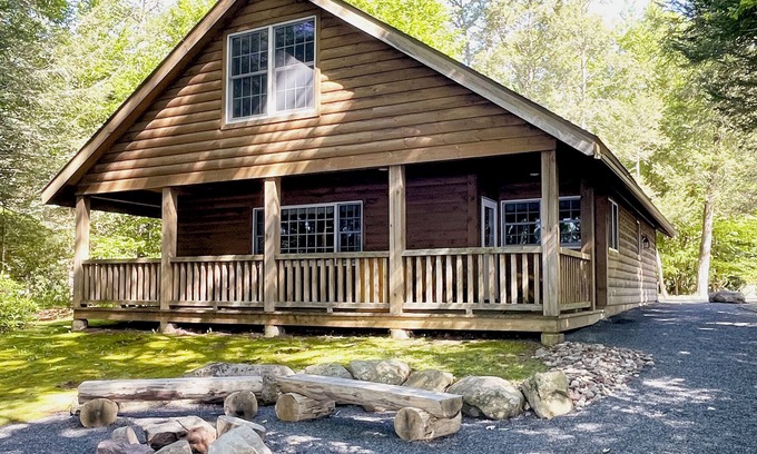 Reeders Cabin | Luxurious Lake View Log Cabin with Firepit in the Poconos