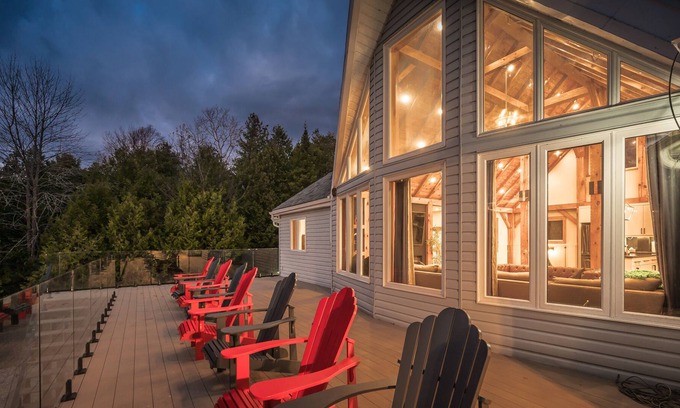 Lion's Head Cottage | Luxurious Lakefront Mansion: Your Dream Getaway!
