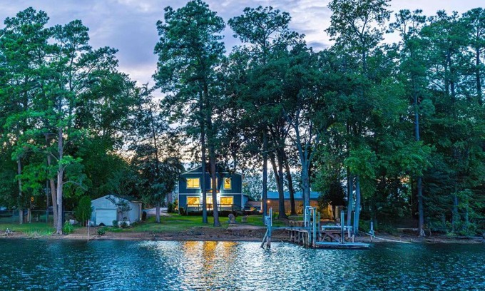 Chapin House | Luxurious Lakefront Escape