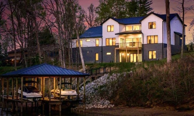 Kingston House | Luxurious Lakefront Retreat in Kingston