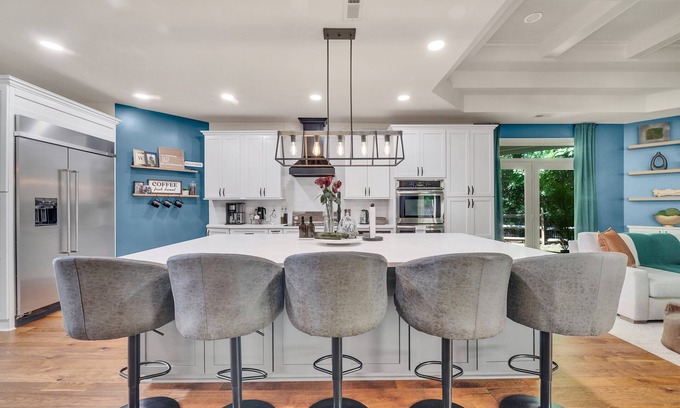 Weddington House | Luxurious Lakefront Villa in Weddington