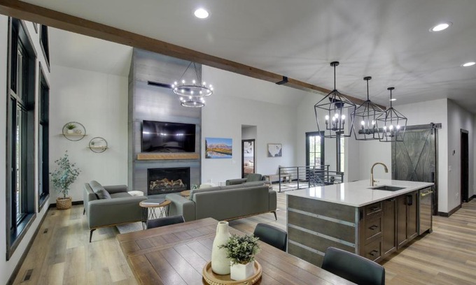 Deadwood House | Luxurious Lead Vacation Rental with Private Hot Tub!