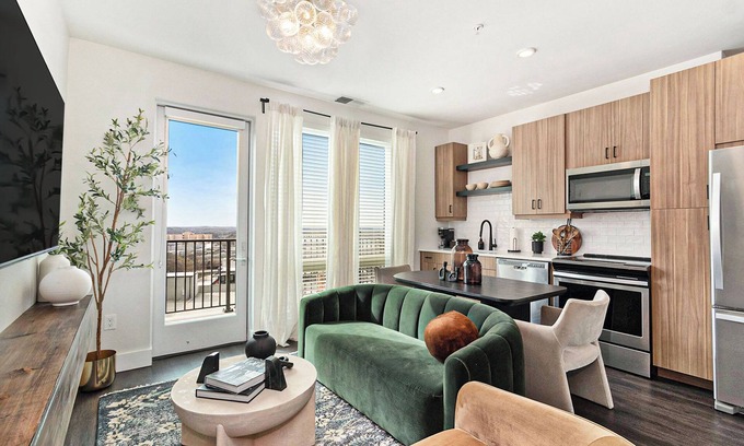 Westside Apartment | Luxurious living Midtown/free on site parking!