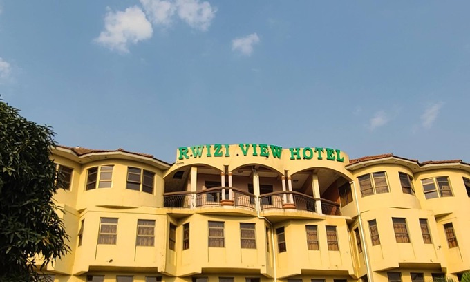 Mbarara House | Luxurious Lodge in Mbarara with Shared Pool and Central AC
