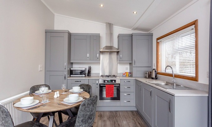 Banchory Ski Chalet | Luxurious lodge with one double bedroom and one twin bedroom.