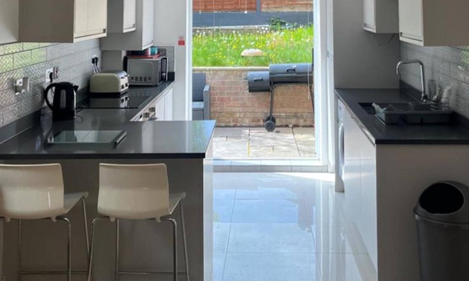 Southgate House | Luxurious London House With 6 Bedrooms