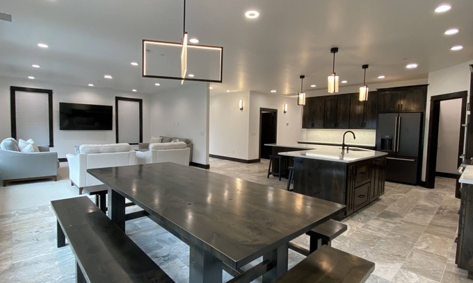 Coos Bay House | Luxurious Modern Retreat with 3 King Suites