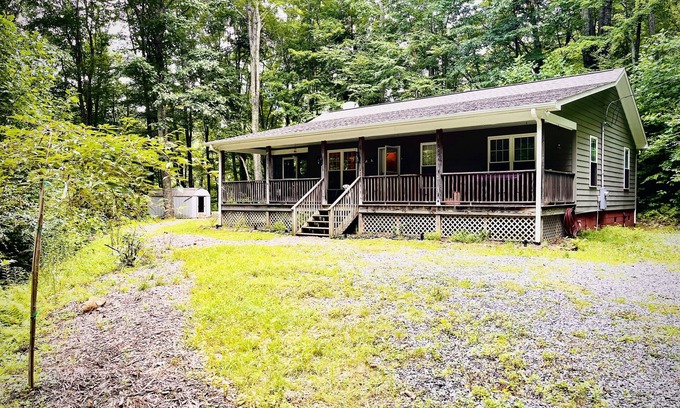 Hot Springs Cabin | Luxurious Mountain Cottage with Hot Tub and Full Amenities