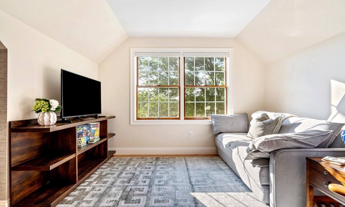 South Portland Apartment | Luxurious New 1 Br/1Ba Apartment with Workspace, Private Garage, W/D