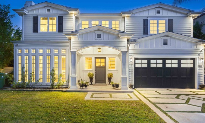 Valley Village House | Luxurious New Villa w/Pool &Spa - North Hollywood