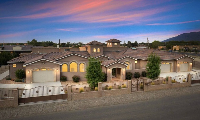 North Valley House | Luxurious North Valley Retreat, minutes to Balloon Fiesta Park, brewery & shops.