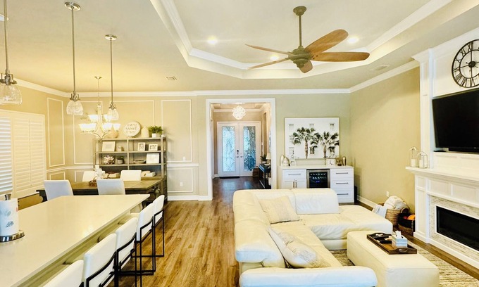 Naples House | LUXURIOUS OPEN CONCEPT WATERFRONT HOME. 3 BED 3 BATH. PRIVATE HEATED POOL & SPA.