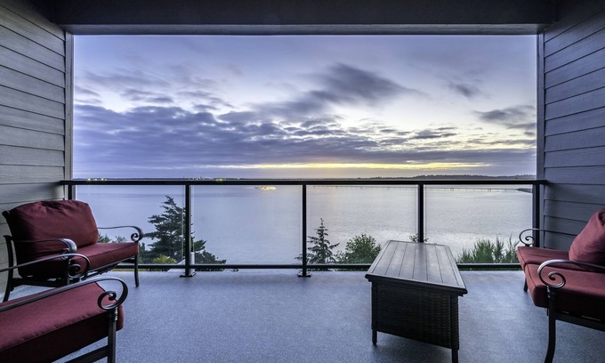 Coos Bay House | Luxurious Oregon Coast Townhouse with Mesmerizing Views!