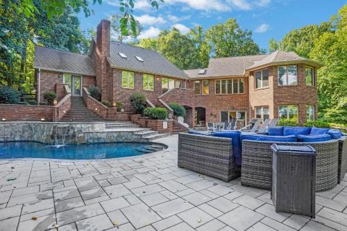 Mooresville House | Luxurious Private Lakefront Paradise home