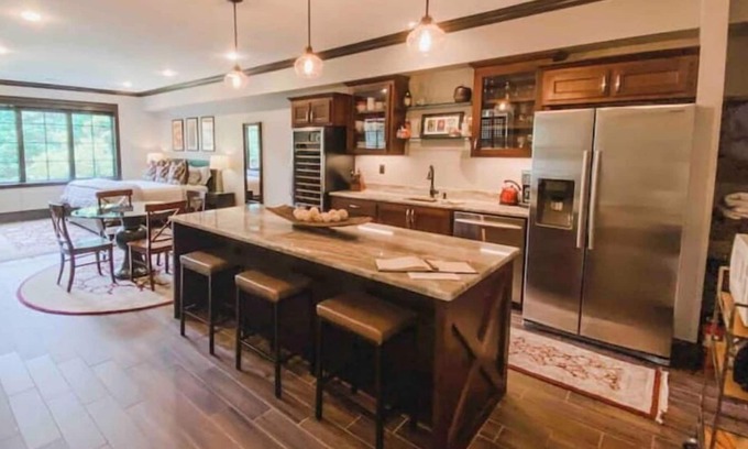 Green Hills Apartment | Luxurious Private Studio, 10 min to downtown