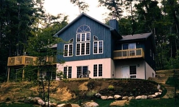 Villa des Bois Ski Chalet | Luxurious Quiet Lakefront Chalet Registered CITQ #249502