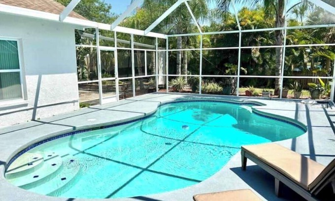 Town 'n' Country House | Luxurious Relaxation Home - Pool Games/8PPL-4BR