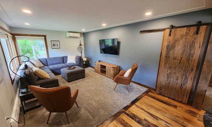 Hudson House | Luxurious remodel near historic downtown Hudson!