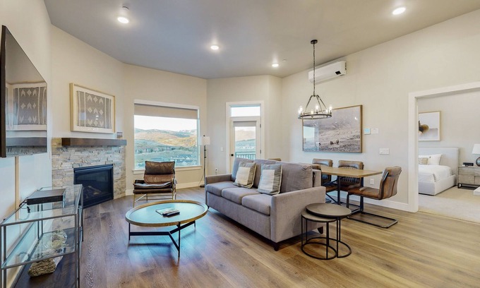 Park City Condo | Luxurious resort condo with pool, hot tub + mountain views