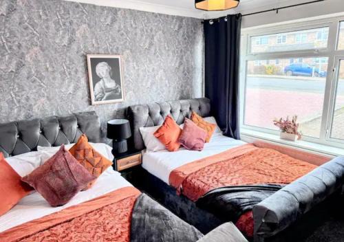 Maidstone Apartment | Luxurious Retreat 4bd in Maidstone