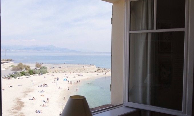 Antibes City Centre Apartment | Luxurious seafront 2 bedrooms flat superb view, WIFI, AC, for 4 close to beach