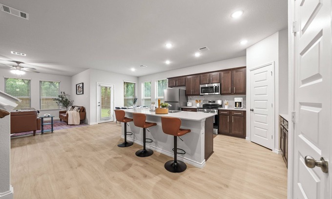 Denton Villa | Luxurious & Spacious 4 Bed Duplex Getaway with Pool Table in fabulous Denton TX