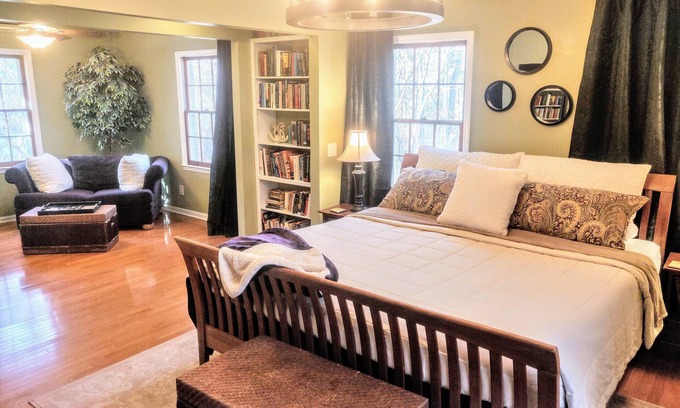 Milton Apartment | Luxurious & Spacious Apartment in Wooded Home
