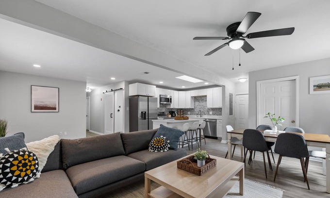 Northwest House | Luxurious Stay at Modern Town Center Bungalow