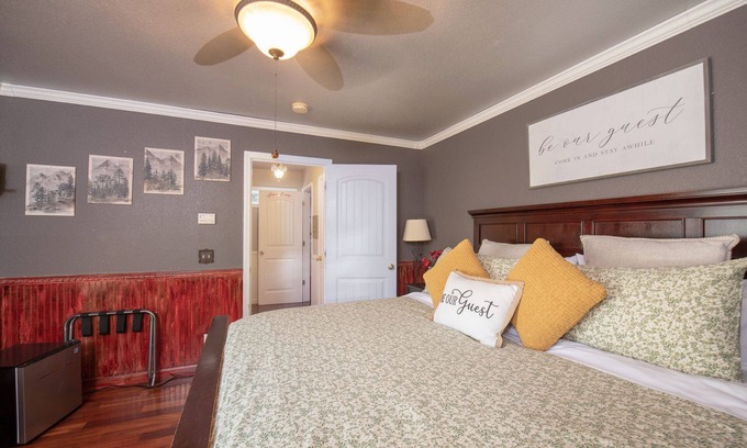 Shaver Lake Cabin | luxurious Suite Loose Goose