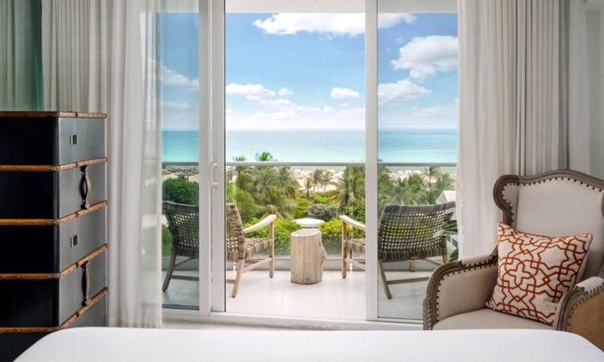 City Center Resort | Luxurious Suites in Miami Beach! Outdoor Pool, Pets are Welcome here!