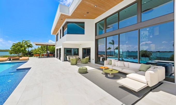 North Miami Villa | Luxurious Tranquil Resort Mansion in Vibrant Miami Awaits