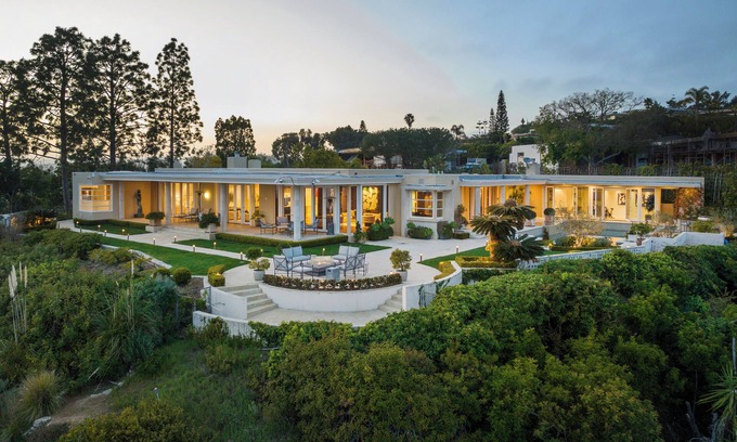 The Bird Streets Villa | Luxurious Trousdale Estate with Expansive Grounds