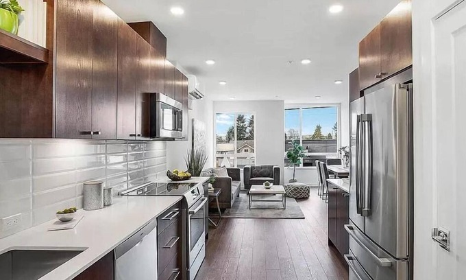 Whittier Heights House | Luxurious Urban Retreat