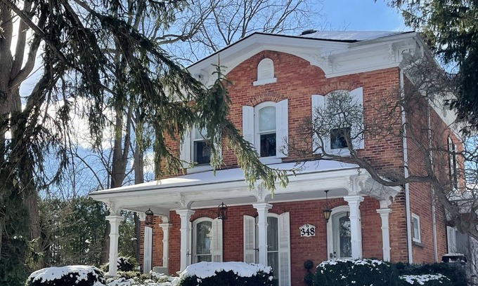 Simcoe Villa | Luxurious Victorian Home perfect for getaway! Sleeps 9, hot tub/sauna, fireplace