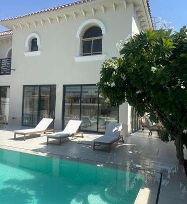 Dubai Villa | Luxurious Villa 5BHK with Pool BBQ and Full Time Housemaid Assistance - live in