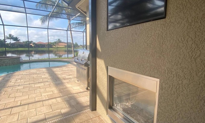Naples Villa | Luxurious villa with lake view and great facilities