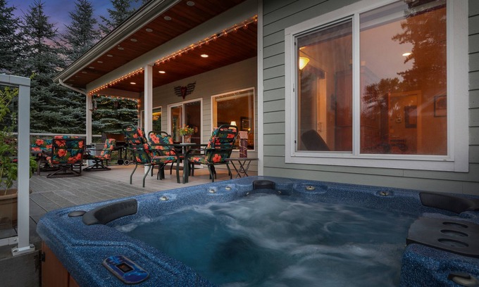 Sagle House | Luxurious Waterfront Home with private dock, sleeps up to 16
